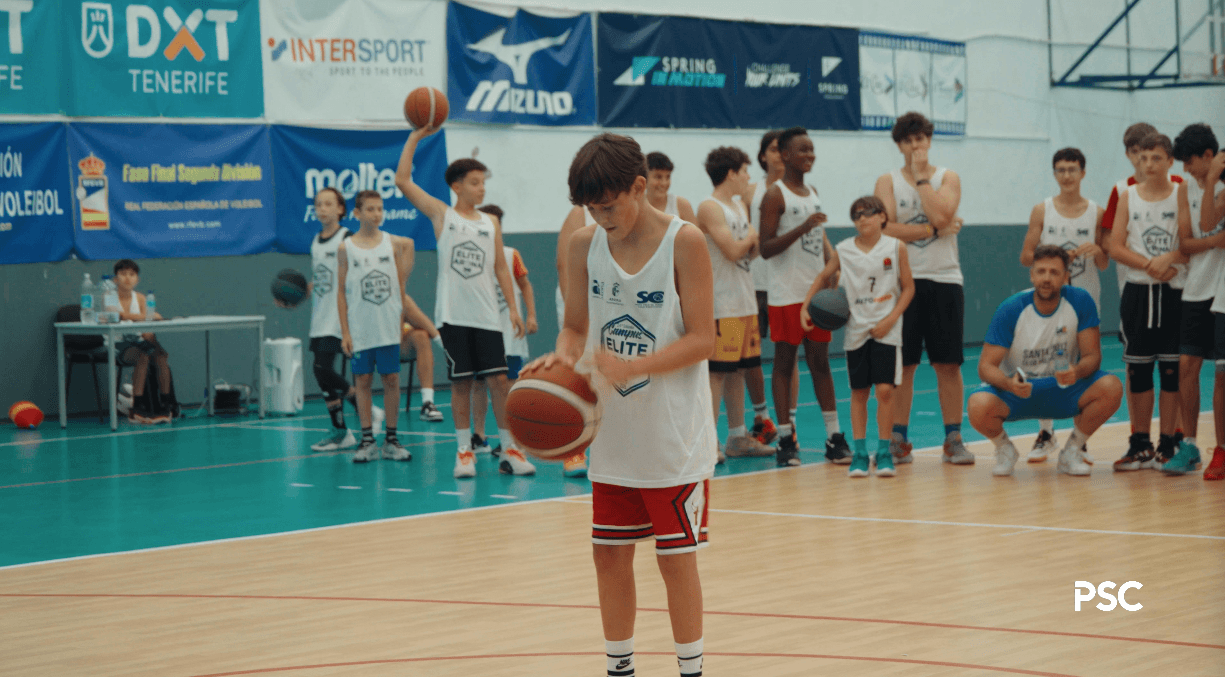 Niños disfrutando en el evento